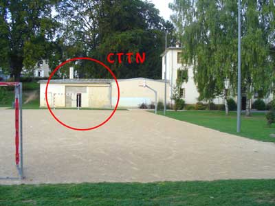 Elle se situe en face de l'école primaire "groupe scolaire Maurice Chevance Bertin" de la commune